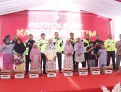 Patroli Motor di Jalur Pantura Situbondo, Kapolda Jatim Beri Bansos Untuk Warga Asembagus