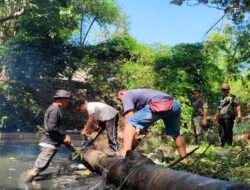 Peduli Lingkungan, Babinsa Laweyan Ajak Warga Normalisasi Sungai Jenes