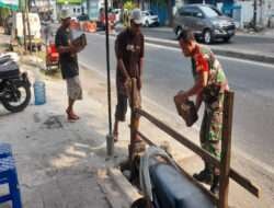 Ciptakan Kemanunggalan TNI Rakyat, Babinsa Manahan Gotong Royong Bantu Perbaiki Rumah Warga