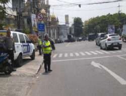 Anggota Polsek Tambaksari Patroli Obyek Vital Di Jalan Kedung Cowek