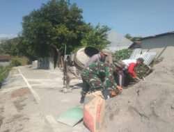 Selalu Ada Bersama Rakyat, Babinsa Bantu Renovasi Rumah Warga