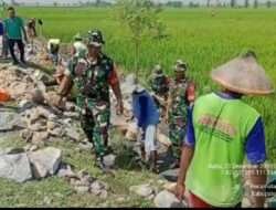 Babinsa Koramil Padas Bersama Masyarakat Bangun Talud