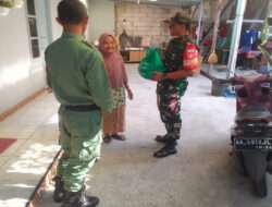 Door To Door, Babinsa Jebres Bersama Linmas Salurkan Bantuan Sembako “Lincah” Kepada Masyarakat Lansia