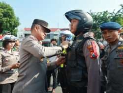 Kapolda Jatim Serahkan 50 Bodycam Kepada Anggota Polrestabes Surabaya