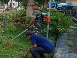 Rapikan Taman Warga, Langkah Nyata Babinsa Banjarsari Ciptakan Lingkungan Yang Bersih dan Asri