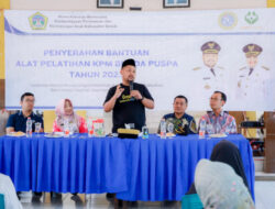 Bupati Gresik Di Dampingi Kadis KBPPPA Serahkan Bantuan Alat Pelatihan KPM Bunda Puspa Tahun 2023