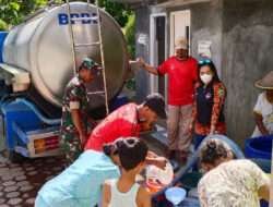 Solidaritas Serka Suharjo dari Koramil 0806/11 Panggul: Menyelamatkan Warga Terdampak Kekeringan di Trenggalek