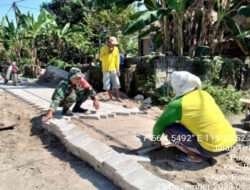 Kerja Bakti Pasang Paving, Upaya Babinsa Kodim 0802/Ponorogo Bangun Desa Binaan