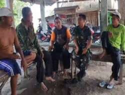 Jalin Silaturahmi, Babinsa Koramil Kendal Komsos dengan Warga