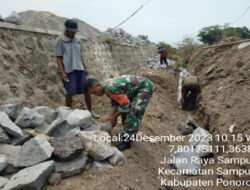 Cegah Longsor, Babinsa Kodim 0802/Ponorogo Bersama Warga Kerja Bakti Buat Talud Sungai