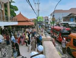 Libur Nataru 2023, Wisata Religi Makam Syekh Maulana Malik Ibrahim dan Makam Sunan Giri Gresik di Padati Peziarah dari Berbagai Daerah