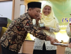 Penyerahan Piala Lomba Video Kretaif Sosialisasi UU TPKS, Kejutan Diberikan Anggota DPRD Provinsi Jatim