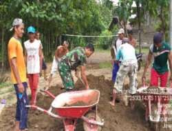 Babinsa Pitu Bersama Warga Kerja Bakti Memperbaiki Jalan
