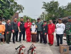 Basmi Sarang Nyamuk, Babinsa Koramil Karangjati Dampingi Dinas Kesehatan Lakukan Fogging