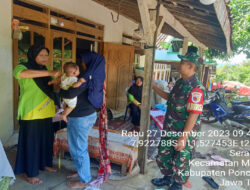 Peduli Kesehatan Balita, Babinsa Kodim 0802/Ponorogo Dampingi Tim Medis Lakukan Pengecekan Stunting