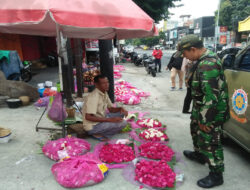 Babinsa Jayengan Komsos Dengan Penjual Bunga