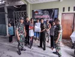 Babinsa Purwosari Bersama Alumni TANGKASSEMA Surakarta Berikan Bantuan Paket Sembako Kepada Masyarakat Kurang Mampu