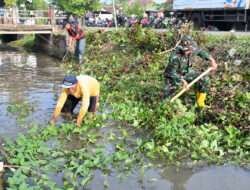Kodim 0726/Sukoharjo Gandeng Warga Masyarakat Kampung Brumbung Bersihkan Kali Kriwen