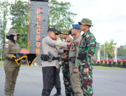 Kapolri Beri Penghargaan Kepada Prajurit TNI dan Anggota Polri yang tergabung dalam Satgas Operasi Damai Cartenz 2023