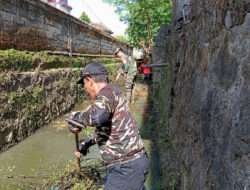 Gotong Royong Bersama Warga, Babinsa Bersihkan Saluran Air