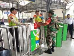 Tingkatkan Keamanan Obyek Vital Jelang Tahun Baru, Babinsa Purwosari Laksanakan Koordinasi Dengan Security Stasiun