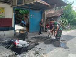 Cegah Banjir Saat Hujan Tiba, Babinsa Punggawan Bersama Masyarakat Laksanakan Pembersihan Selokan