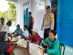 Babinsa Karangjati Dampingi Penyaluran Bantuan Pangan Beras Untuk Masyarakat