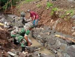 Kemanunggalan TNI Rakyat, Babinsa Gotong Royong Buat Talud