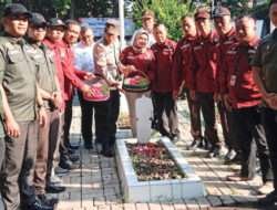 HUT Satpam Ditandai Tabur Bunga Pada Makam Pahlawan