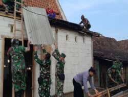 Gerak Cepat, Anggota Koramil 01/Ngawi Bantu Warga Yang Rumahnya Rusak Di Terpa Angin Kencang