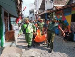 Sigap..Babinsa Sudiroprajan Bantu Evakuasi Jenazah Yang Ditemukan Meninggal Gantung Diri Di Rumah Warga