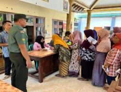 Babinsa Ringinanom Dampingi Penyaluran Bantuan Beras Untuk Masyarakat Kurang Mampu