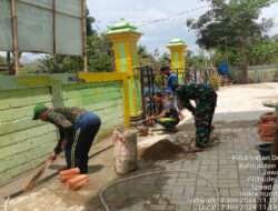 Dukung Kelancaran Proses Belajar Mengajar, Babinsa Koramil 0801/11 Donorojo Bantu Pemasangan Paving Blok