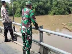 Antisipasi Terjadi Banjir, Babinsa Koramil Karanganyar Bersama Bhabinkamtibmas Pantau Aliran Sungai