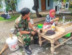 Dekat Dengan Warga Binaan, Babinsa Mojosongo Komsos Dengan Penjual Jamu Tradisional