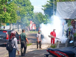 Cegah Demam Berdarah, Anggota Koramil Ngrambe Bersama Dinas Terkait Laksanakan Fogging