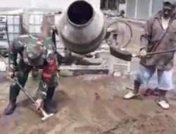 Pupuk Semangat Kemanunggalan TNI Rakyat, Babinsa Koramil 0801/10 Punung Bantu Perbaiki Balai Dusun