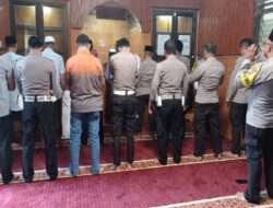 Kapolsek Simokerto Kompol Mohammad Irfan Mengajak ber ta’ziah Personilnya Yang Bertugas