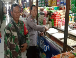 Gandeng Bhabinkamtibmas, Babinsa Nusukan Cek Harga Sembako di Pasar Tradisional