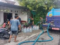 Wujud Kepedulian, Babinsa Pucangsawit Bantu Pendistribusian Air Bersih Untuk Warga