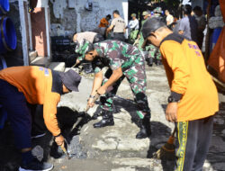 Kodim 0735/Surakarta Bersama Polresta Surakarta Gelar Karya Bakti Pembersihan Pasar, Dan Pembagian Paket Sembako