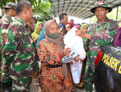 Kodim 0726/Sukoharjo dan Polres Sukoharjo bersinergi, Bersihkan Pasar Gawok dan bagikan Paket Sembako