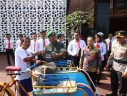 Sinergitas dan Soliditas, Polres Trenggalek Bersama Kodim 0806 Berbagi Ratusan Jas Hujan Gratis untuk Warga