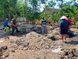 Sinergi TNI Bersama Rakyat, Babinsa Bantu Bangun Pondasi Rumah Warga