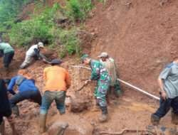 Terjadi Bencana Tanah Longsor, Anggota Kodim 0802/Ponorogo Kerja Bakti Bersama Masyarakat