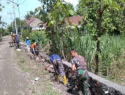 Untuk lebih Dekat Dengan Masyarakat, Anggota Posramil Pitu Bantu Warga Bangun Talud