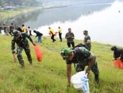 Bersihkan Sampah di Wisata Ngebel, Wujud Sinergitas TNI Polri dan Semua Elemen Dalam Menjaga Kebersihan Lingkungan