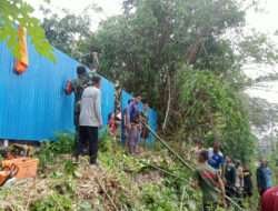 Peduli Kebersihan, Babinsa Sondakan Bersama Warga Kerja Bakti Bersihkan Kali Jenes