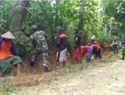 Koramil 0812/10 Babat Bersama Warga Membuat Saluran Air Antisipasi Banjir