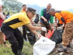 Polres Ponorogo Gandeng TNI dan Relawan Gotong Royong Bersihkan Sampah di Telaga Ngebel